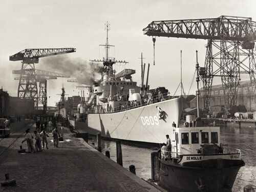 K-23322, vrachtauto van Kon. Mij De Schelde uit Vlissingen, aldaar aan de kade, ca. 1950.
Bron: Facebook, Vlissingen History, geplaatst door Wim Marcusse, 3-3-2023. 
