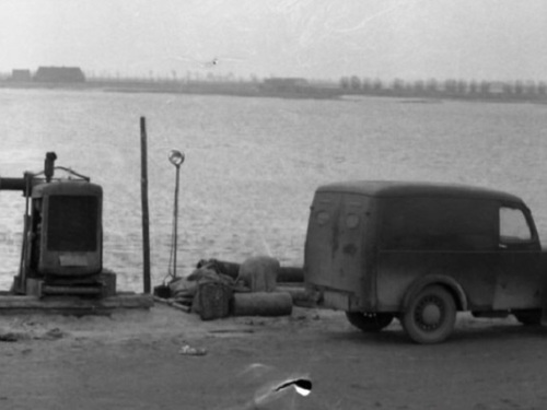 K-23323, bestelwagen van De Schelde uit Vlissingen bij een dieselpomp in 1953 aldaar.
Bron: www.archieven.nl  uit de serie M negatieven van Kon. Mij de Schelde, inv.nr. 1116.
