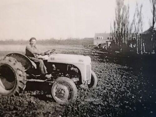 Waarschijnlijk K-23396, Ford tractor van P. de Regt uit Kats, met Jan Tazelaar in het zadel, ca. 1950.
Bron: Facebook, Kats, historie , geplaatst door Leen Tazelaar, 12-12-2020. 
