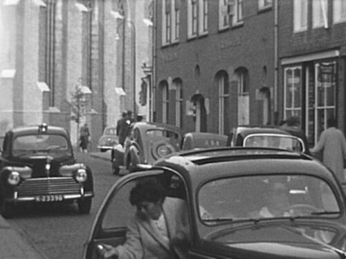 K-23398, Peugeot 203 van L. Joziasse uit Serooskerke, in Middelburg in 1954. 
Bron: Zeeuws Archief, still uit de film â€œCompilatie Blaas 5, 1953/1954â€, doc.nr. 593-6
