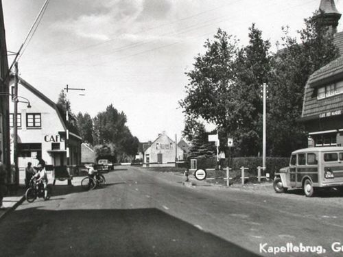 K-23416, Willys Jeep stationcar van NV de Hoop uit Terneuzen, ca. 1950 bij de grensovergang Kapellebrug.
Bron: Zeeuwse Bibliotheek/Beeldbank Zeeland, inv.nr. 9357, prentbriefkaart van J. Torbijn, Goes
