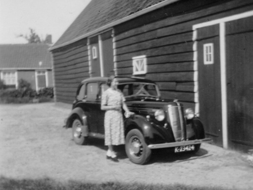 K-23424, Morris van J. Sinke uit Kruiningen, ca. 1949 aan de Slagveldstraat aldaar.
Bron: collectie Sjaak v. Loo
