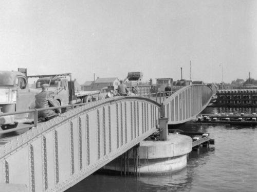 K-23543 ?, tractor met shovel-opzet van A.C. Kooman uit Sluiskil, op de brug bij Sluiskil, 1953.
Bron: facebook, Je kom uut Sluuskille a je â€¦, geplaatst door Ronny Caluwe, 7-10-2018. 
