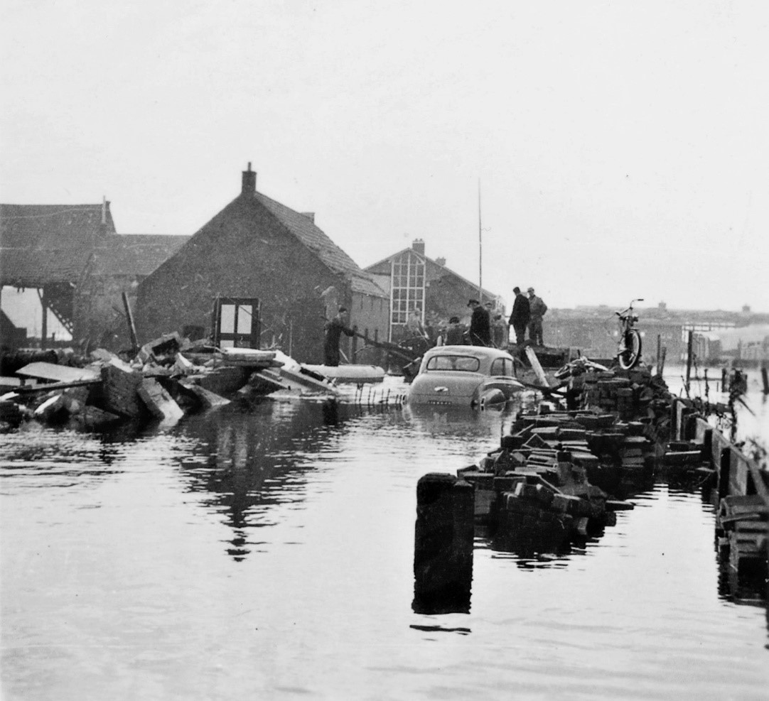 K-23680, Opel Olympia van A.W. Wandel uit Nieuwerkerk, na de watersnoodramp, aan de Bouwmanstraat aldaar, 1953. 
Bron: Facebook, Duivelandhistorie, geplaatst door Jan v. Driel, 13-3-2020. 