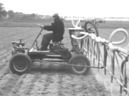 K-2375x, sproeimachine bij een spuit- en stuifdemonstratie in de Wilhelminapolder, 20-5-1949. 
Bron: still uit een ZLM-film, Journaal 1949, cameraman Ir. D.W. Stolp, Zeeuws Archief.
