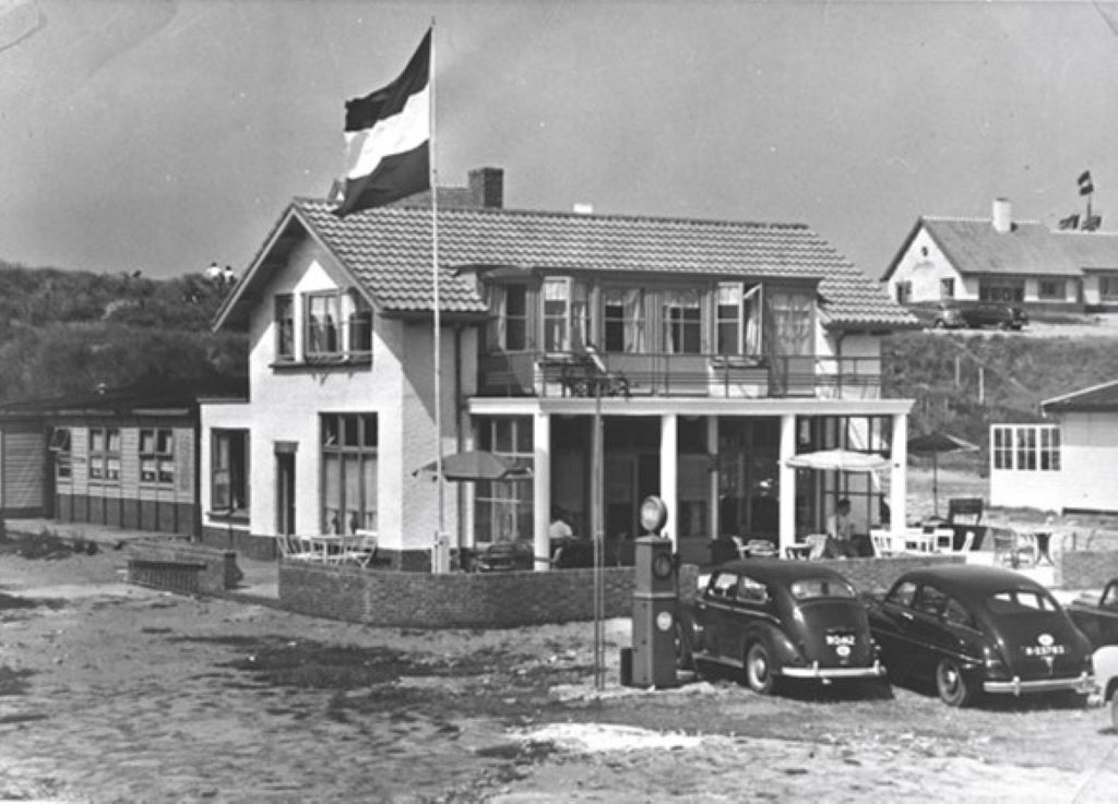 Ws K-23762, Ford Vedette 1949 van autoverhuurbedrijf E.S. Murijn uit Sluis (rechts), ca. 1955 te Cadzand-Bad.
Bron: Facebook, Zws-Vl. Uit de oude doos, geplaatst door Franciscus Leen, 16-6-2024.
