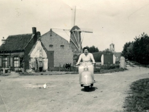 K-23810, scooter met Lijntje de Rijke te Axel, bij de molen van Cappon, aldaar ca. 1950.
bron: collectie Frank Deij, Axel, via Ad Willems