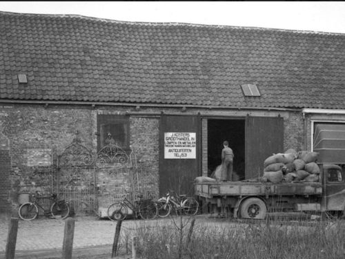 K-23903, vrachtauto van J. Kosters uit Zierikzee, aldaar aan het Kerkhof NZ in 1962. 
Bron: facebook, Zierikhistorie, geplaatst door Ben Schot 21-2-2020. 
