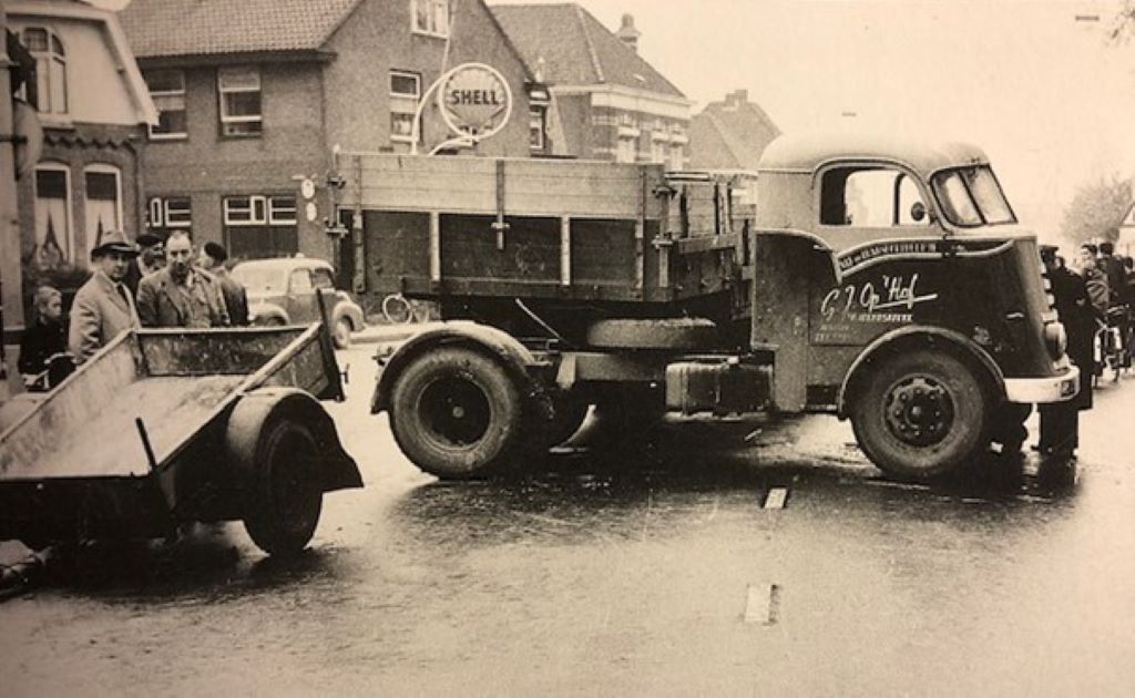 PB-xx-xx, ws ex K-23943, DAF opleggercombinatie van G.J. op’t Hof uit ’s-Her Arendskerke, na een aanrijding met een auto met aanhanger, ca. 1954.
Bron: 75 jaar transport in Zeeland deel 1, Ko Koster, uitg. Zoeteweij 1999.
