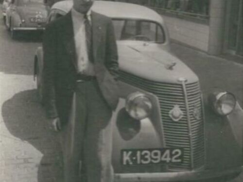 K-24037, Morris Minor van W.A.M. Vercraeije uit Aardenburg, 1950 (op de achtergrond).
Bron: collectie Fons Alkemade