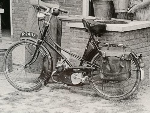 K-24117, Kaptein Mobilette van Jan Faasse (â€œJan Illeâ€) uit Westkapelle, ca. 1955.
Bron: facebook, Zeeuwse streekdrachten, geplaatst door Jeanine v. Marion, 21-10-2018. 
