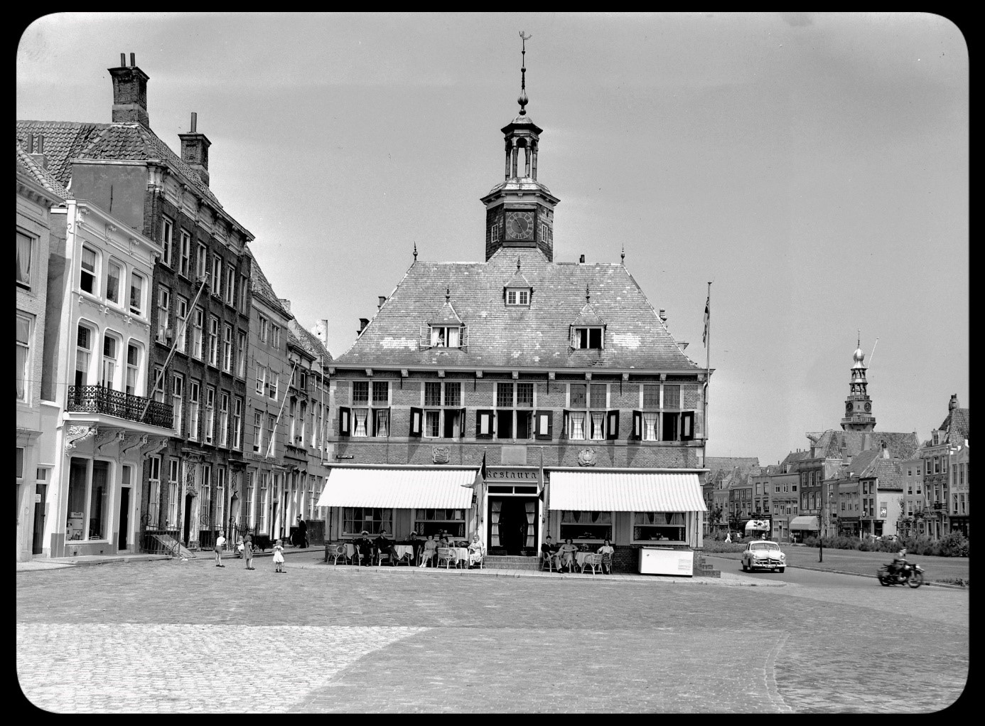 Ws K-24477, Ford ’49 van E. Roegiers uit Middelburg, ca. 1950 op Bellamypark te Vlissingen.
Bron: Facebook, Vlissingen en de Vlissingers van toen en nu, geplaatst door Cees v.der Waal, 15-2-2024, fotograaf firma Dert.
