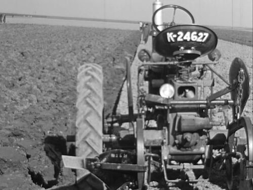 K-24627, tractor van J.A. v.der Bijl uit Zonnemaire, tijdens een landbouwtentoonstelling van de ZLM in juni 1952 op Zeeuws Vlaanderen.
Bron: Zeeuws Archief, still uit film â€œHet land van Axel viert feest, 1952â€, doc nr.90
