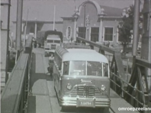 K-24764, bus van Albion Cars, de pont oprijdend te Vlissingen ca. 1950.
bron: still uit Trugkieke van 19 juli 2013 