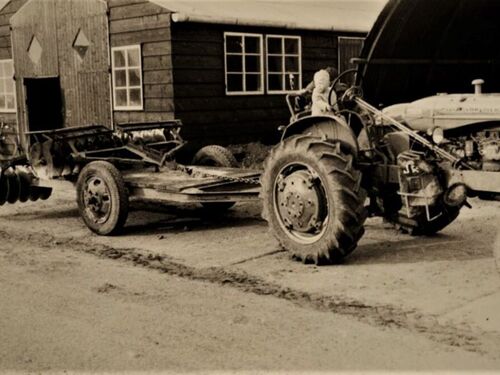 K-24723, Allis-Chalmers tractor van J. Rentier uit Nieuwerkerk, bij een bedrijf aan de Middenweg  aldaar, 1950.
Bron: Facebook, Duivelandhistorie, geplaatst door Jan v. Driel, 26-3-2020. 
