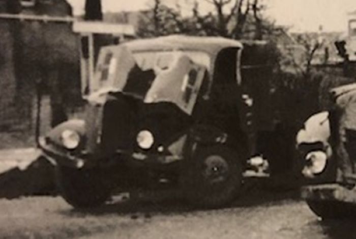 K-24789, Hotchkiss PL20 vrachtwagen van R. Paauwe, ca. 1953 na een botsing met de Saurer van firma Eckhardt uit Kruiningen.
Bron: “75 Jaar Transport in Zeeland”, deel 2, door Ko Koster, uitg. Drukkerij Zoeteweij, Yerseke 2000
