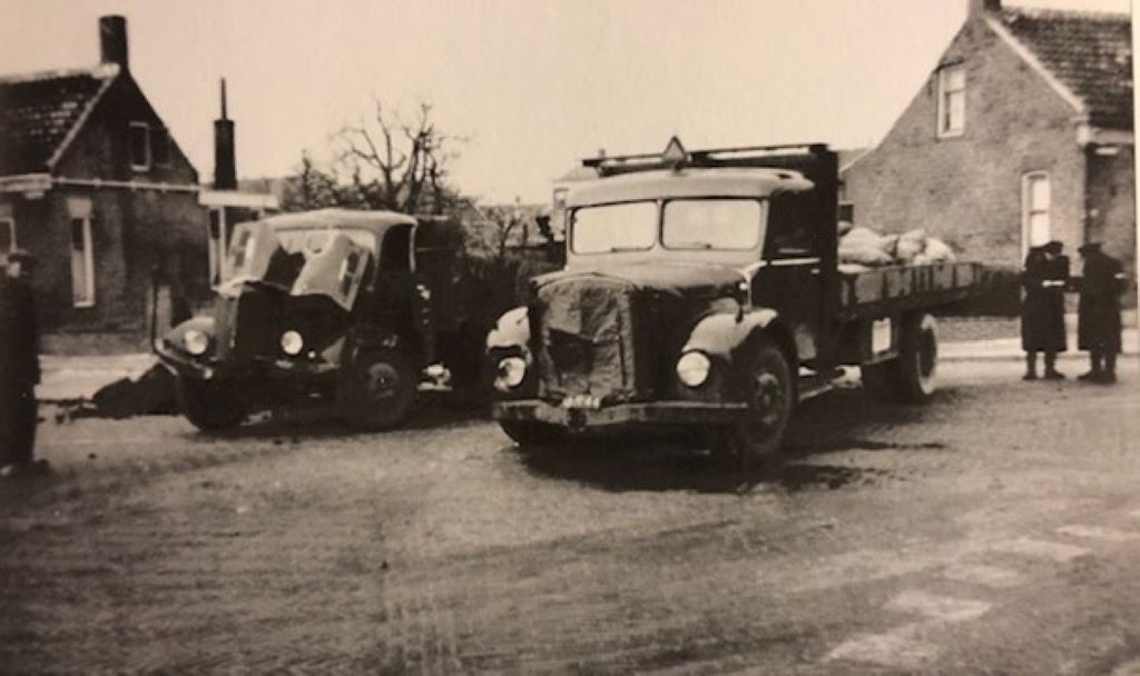 K-24789, Hotchkiss PL20 vrachtwagen van R. Paauwe, ca. 1953 na een botsing met de Saurer van firma Eckhardt uit Kruiningen.
Bron: “75 Jaar Transport in Zeeland”, deel 2, door Ko Koster, uitg. Drukkerij Zoeteweij, Yerseke 2000
