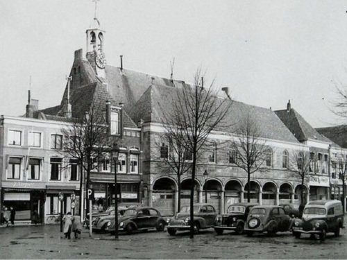 K-24839, Morris Oxford van L.J.H. Koopman uit Zierikzee, aldaar op het Havenplein, ca. 1954 (midden). 
Bron: Zeeuwse Bibliotheek/Beeldbank Zeeland, rec.nr. 4945, archief Zeeuwsch Dagblad, fotograaf onbekend.
