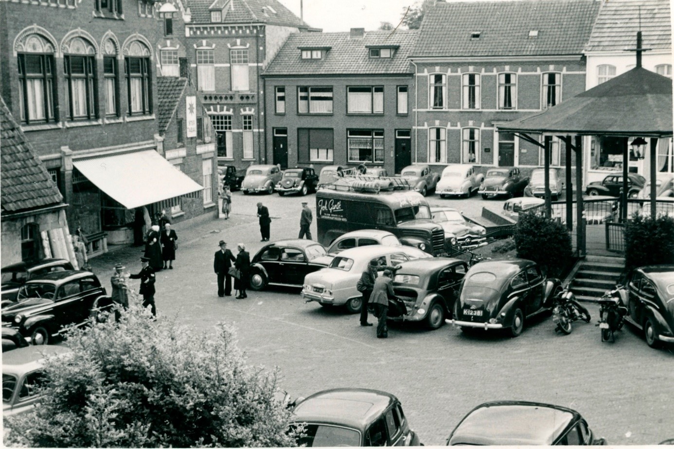 NF-52-0x, (mogelijk ex K-24960), Fordson Thames ET6 of ET7 ‘51/’56 van Joh. Gunst uit Goes, in 1952 op de Markt te Axel. 
Bron: Facebook, Frank Deij, geplaatst 10-11-2023. 
