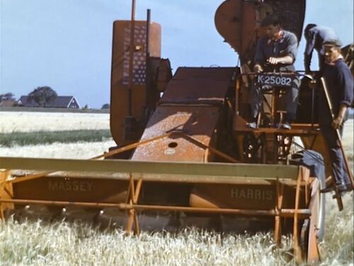 K-25082, Massey-Harris combine van M. Visser uit Colijnsplaat, in actie in 1953 na de watersnoodramp.
Bron: Zeeuws Archief, still uit film â€œZLM-journaal 1953â€, doc nr.55
