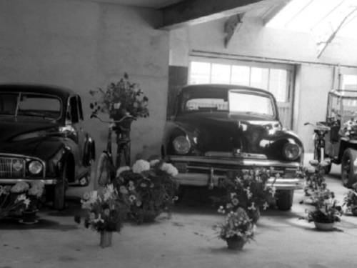 K-25191, Willys Jeep van L. Akkerdaas uit Domburg in de showroom van Garage Akkerdaas aldaar, ca. 1950.
Bron: www.archieven.nl, fotograaf Dert, dignr. 424.585.16108, via Willem v. Everdingen