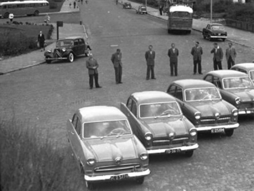 K-25194, Ford Taunus van autorijschool Jasperse, onderaan de Leeuwentrap te Vlissingen, september 1956.
Bron: fotocollectie gemeentearchief Vlissingen, fotograaf Dert, Vlissingen.