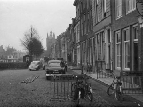 K-25231 op het Kraanplein te Zierikzee met het zicht op de Oude Haven ZZ, ca. 1951.
Bron: Gemeentearchief Schouwen en Duiveland, Inv.Nr. 52698308, id.nr. ZS 1244