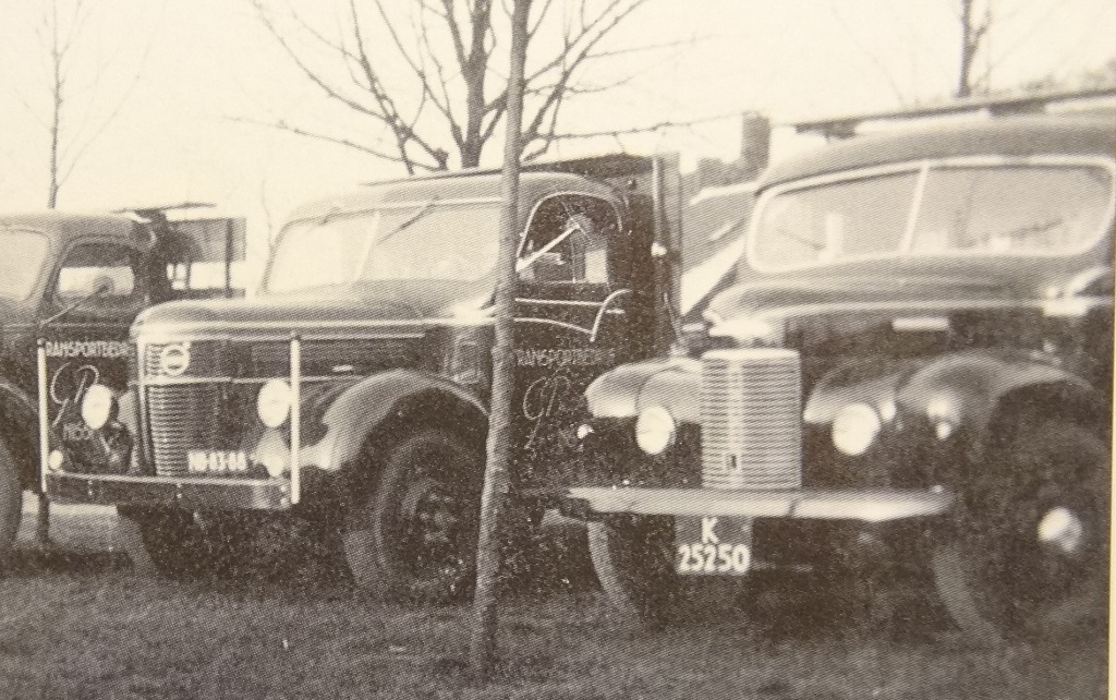 NB-83-88 (ex K-25250), Volvo van Bosman uit Nisse, tussen diens wagenpark, ca. 1952; vlnr International, Volvo en de Commer K-25250. 
Bron: “75 Jaar Transport in Zeeland”, deel 1, door Ko Koster, uitg. Drukkerij Zoeteweij, Yerseke 1999