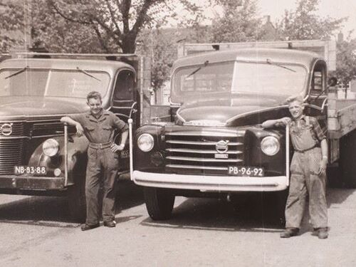 NB-83-88 (ex K-25250), Volvo van G. Bosman te Nisse, ca. 1952 met Kees Visser en Leen Huijssoon.
Bron: www.facebook.com, Vervoerders-Zeeland, geplaatst door Jacco Visser, 9-5-2020. 
