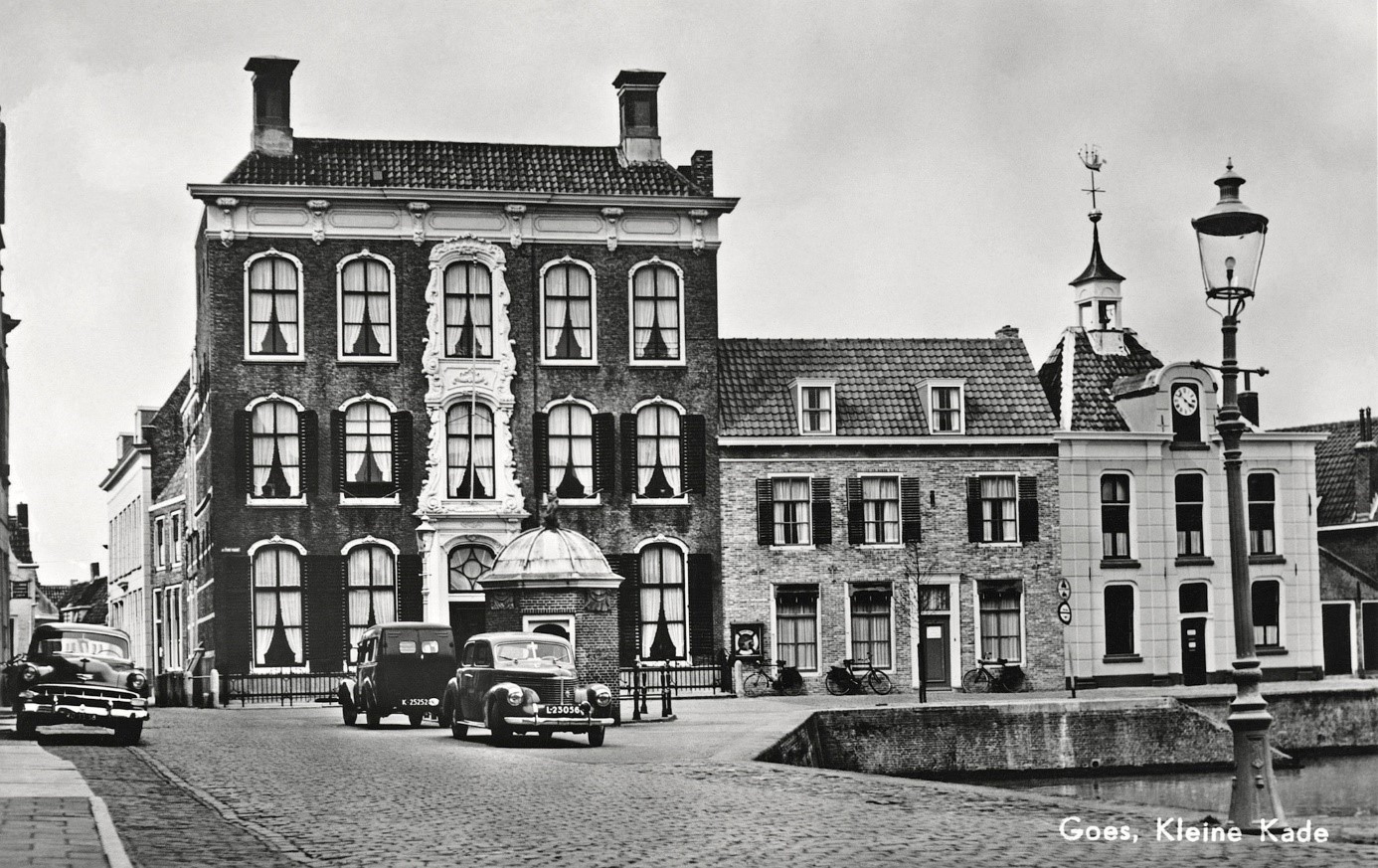 K-25252, bestelauto van C. v.d. Kreeke uit Goes, aldaar aan de Turfkade geparkeerd in 1955. 
Bron: prentbriefkaart van uitgeverij Bruna, via Kees Griep. 
