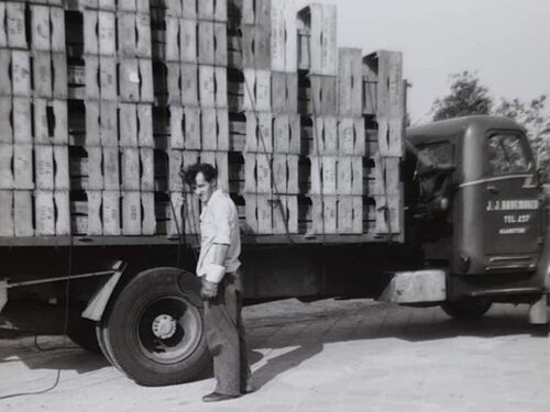 Mogelijk K-25279, Volvo vrachtauto van J.J. Rademaker uit Haamstede, ca. 1950
Bron: www.facebook.com, vervoerders-Zeeland, geplaatst door Jan-Kees Rademaker, 30-11-2019. 
