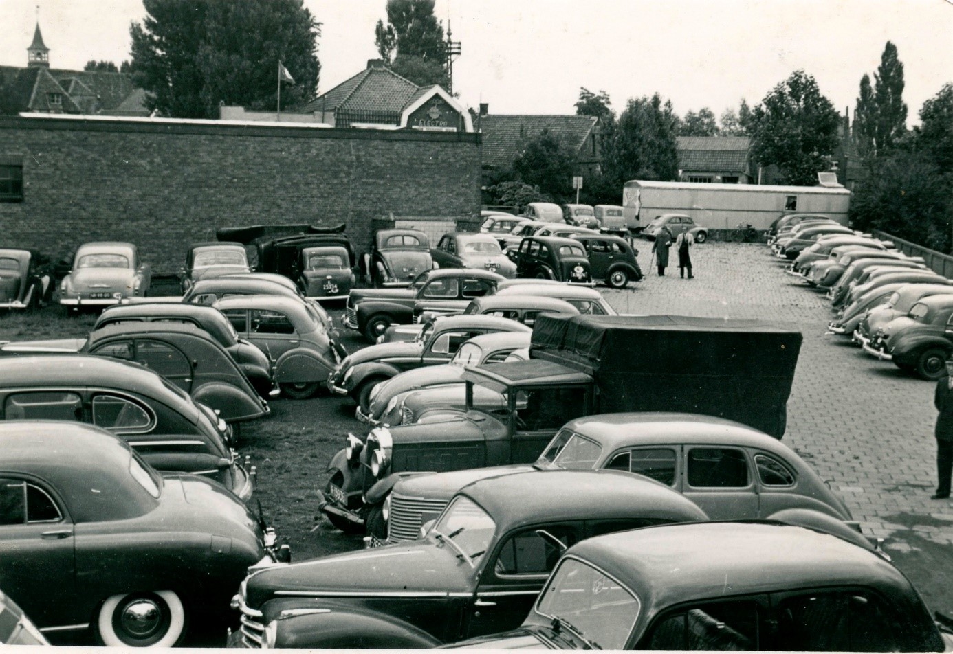 K-25334, sedan van H. Baert uit Koewacht, ca. 1952 op Hemelvaartsdag. 
Bron: Facebook, Frank Deij, geplaatst op 10-11-2023.
