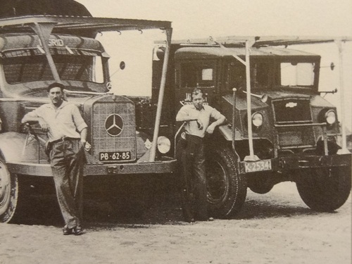 K-25341, Chevrolet dump truck van Jan Roest uit Breskens, 1956, naast andere wagen uit zijn wagenpark.
Bron: Facebook West Zeeuws Vlaanderen uit de oude doos, geplaatst door Peter Pielaat, 3-12-2021.