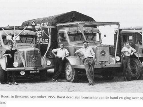 K-25341, Chevrolet dump truck van Jan Roest uit Breskens, 1956, naast andere wagen uit zijn wagenpark. 
Bron: Facebook West Zeeuws Vlaanderen uit de oude doos, geplaatst door Peter Pielaat, 3-12-2021.