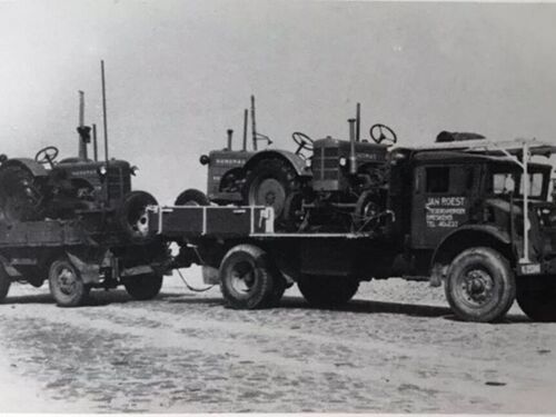 K-25341, Chevrolet C60L van J. Roest uit Breskens, met drie Hanomag tractoren.
Bron: Facebook, West Zeeuws Vlaanderen uit de oude doos, geplaatst door Erwin van Liere, 14-4-2022
