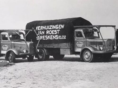 Wagenpark van J. Roest uit Breskens, vlnr Mercedes PB-09-57, Mercedes PB-62-85 en Chevrolet K-25341.
Bron: Facebook, West Zeeuws Vlaanderen uit de oude doos, geplaatst door Erwin van Liere, 14-4-2022
