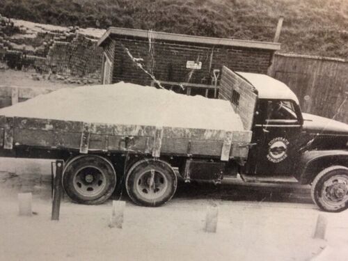 K-25394, GMC van de CZAV uit Wemeldinge, 1950 beladen met kunstmest. 
Bron: 75 Jaar Transport in Zeeland e.o., deel 4, door Ko Koster, nov. 2002, Graf. Bedr. Pitman Goes
