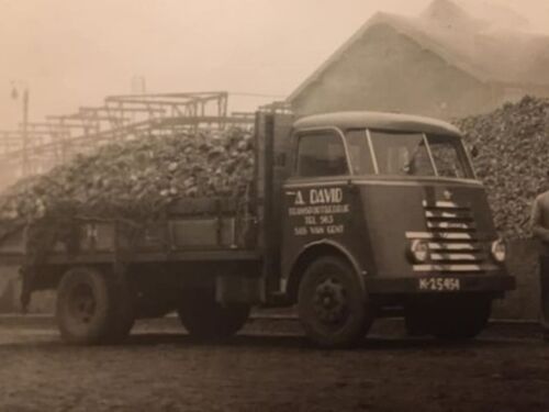 K-25454, Daf zevenstreper vrachtauto van A. David uit Sas van Gent, ca. 1951 bij de CSM. 
Bron: facebook, Je ben van tsas als â€¦, geplaatst door Lia v. Poecke, 4-6-2014.
