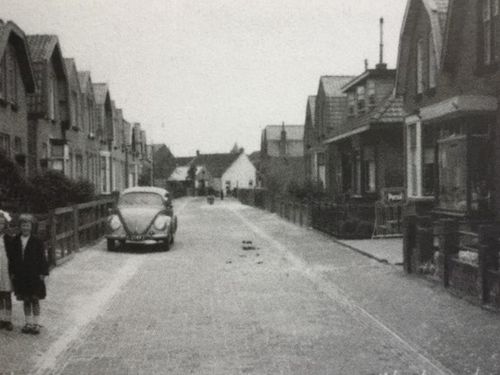 K-25493, VW Kever van M. Arendse uit Oost- en West-Souburg, geparkeerd aan de Dijkstraat aldaar, ca. 1954. 
Bron: facebook, Fotoâ€™s van Oost- en West-Souburg, geplaatst door Gerda Seijner den Engelsman, 8-12-2018.
