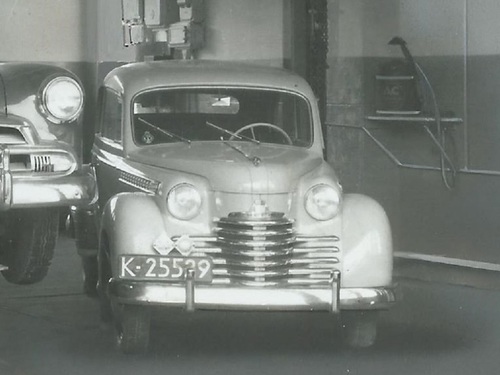 K-25529, Opel Olympia, ca. 1951 in het nieuwe smeerstation van Louisse in Goes.
Bron: collectie Hanny Louisse.
