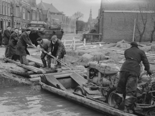 K-25549, Allis-Chalmers tractor van J. v. Popering uit Sirjansland, op 25-2-1953 op het droge gebracht te Zierikzee.
Bron: www.gahetna.nl, Nationaal Archief, best.nr. 905-5699, fotograaf Van Duinen/Anefo.
