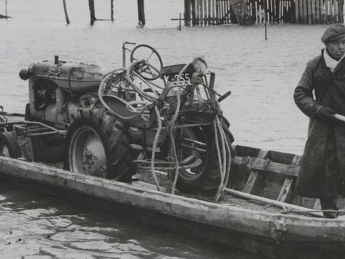 K-25549, Allis-Chalmers tractor van J. v. Popering uit Sirjansland, op 25-2-1953 aangevoerd per boot voor revisie te Zierikzee.
Bron: www.gahetna.nl, Nationaal Archief, best.nr. 905-5701, fotograaf Van Duinen/Anefo.
