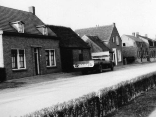 K-25671, vrachtwagen van P.F. v.der Walle uit Terhole, ca. 1955 aldaar aan de Hulsterweg.
Bron: Facebook, Terhole vroeger, geplaatst door Paul v. Driessche, 21-2-2018. 
