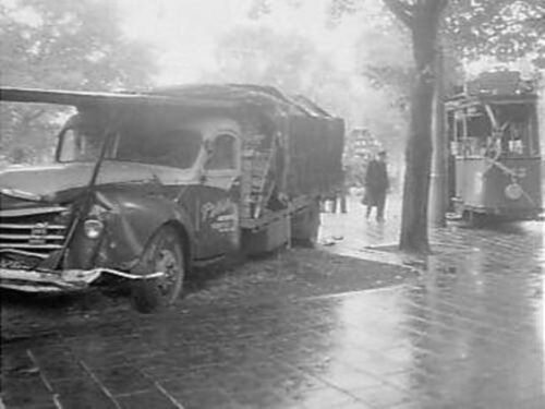 Dezelfde wagen op 11-8-1959, na een aanrijding met een Amsterdamse tram; de tram was ontspoord en doormidden.
Bron: Facebook, Terhole vroeger, geplaatst door Frenk Smits op 5-9-2014. 
