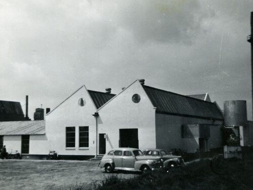 Waarschijnlijk K-25678, Mercury â€˜46/â€™48 van B. v.der Linden uit Vlissingen, directeur van de wasserij Edelweis aldaar, ca. 1950 voor de wasserij. 
Bron: Facebook, geplaatst door Cees v.der Waal, 10-6-2022. 
