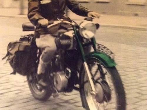 K-25694, Sparta motorfiets van B. Capelle-Contant uit Nieuwerkerk, ca. 1950, in die tijd was een vrouw op een motorfiets een zeldzaamheid.
bron: collectie Jasper Martens, Bergschenhoek