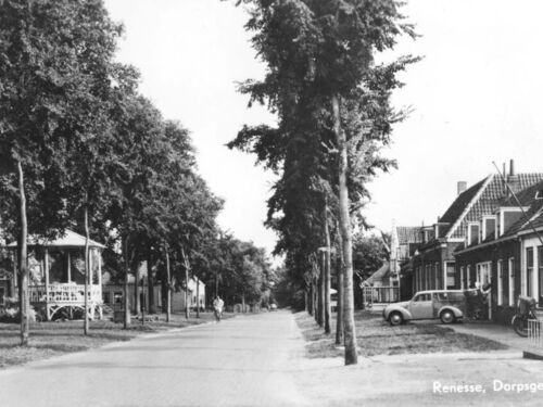 K-25895, Aero Minor Kombi van bakker R. Bienefelt uit Renesse, in 1952 aan de Korte Reke aldaar. 
Bron: Facebook, Westhoekhistorie, geplaatst door Martin Glerum, 31-10-2020. 
