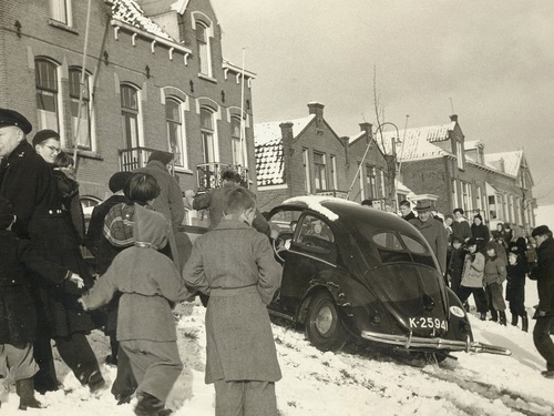 K-25941, VW Kever van dokter A.W. Boerwinkel uit Middelburg, ca. 1950 met gladheidsproblemen.
Bron: https://wijzijndestad.com, p. 81, historische beelden van Floor Montenarie.
