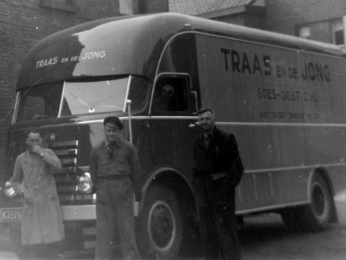 K-25968, DAF verhuiswagen van firma Traas en de Jong uit Goes en Terneuzen, ca. 1950.
bron: collectie Ad Willems, Terneuzen.