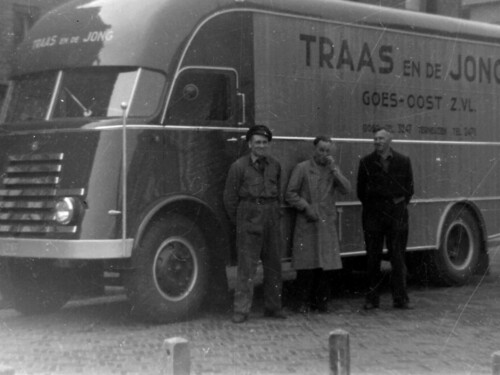 K-25968, DAF verhuiswagen van firma Traas en de Jong uit Goes en Terneuzen, ca. 1950.
bron: collectie Ad Willems, Terneuzen.